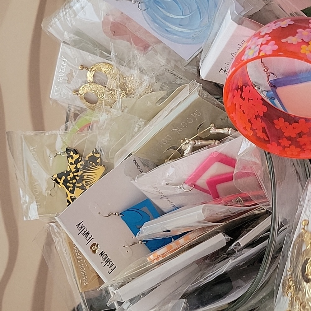 40+ Pieces Assorted Women's Jewelry/accessories. - Picture 2 of 4